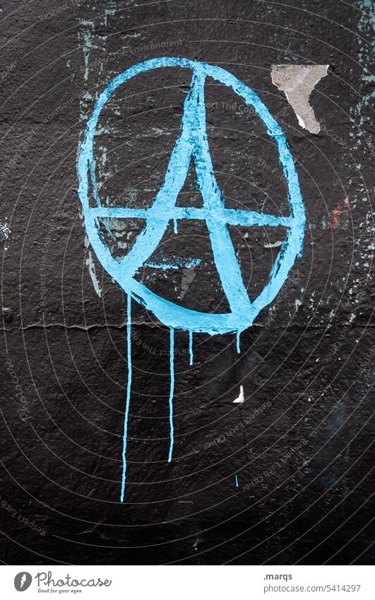 A Graffiti Anarchie Zeichen Symbol Wand Punk Revolution chaotisch anarchisch urban Spray gemalt Grunge Freiheit Kunst Anarchist Farbe frei Kultur politisch