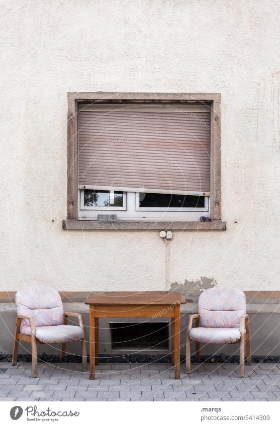 Ort der Erholung Stuhl Hauswand Fenster Rollladen alt alternativ heruntergekommen Tisch entspannung Fassade Stadt provisorisch Wohnhaus zuhause Sitzgelegenheit