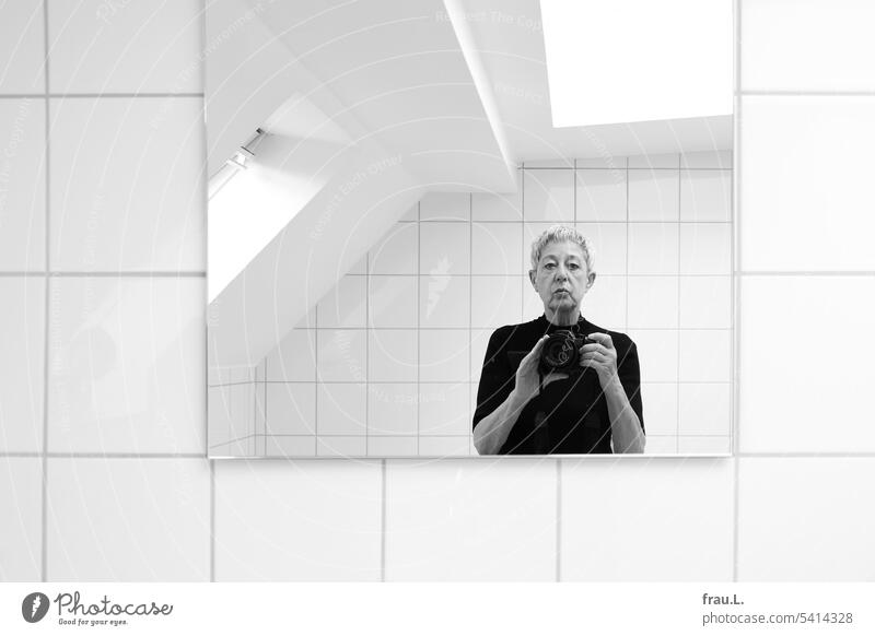 Im Badezimmer alt Gesicht Porträt Portrait Selfie Fotografin Frau Erwachsene Spiegel Fliesen Kacheln Fenster Oberlicht hell Kamera Fotokamera