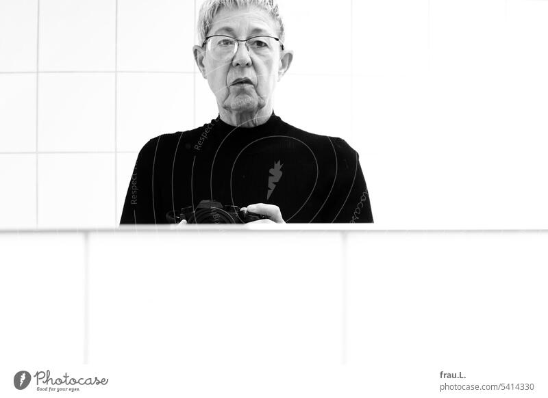 Sehstörungen Fotokamera Kamera hell Kacheln Fliesen Spiegel Erwachsene Frau Fotografin Selfie Badezimmer Portrait Porträt Gesicht alt Probeglas Brille
