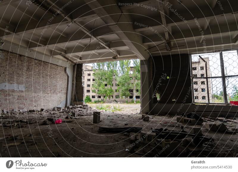 im Inneren einer zerstörten Schule in der Ukraine donezk Kherson kyiv Lugansk mariupol Russland Saporoschje aussetzen Verlassen attackieren bakhmut gesprengt