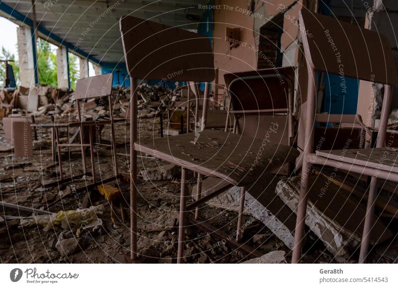 im Inneren einer zerstörten Schule in der Ukraine donezk Kherson kyiv Lugansk mariupol Russland Saporoschje aussetzen Verlassen attackieren bakhmut gesprengt