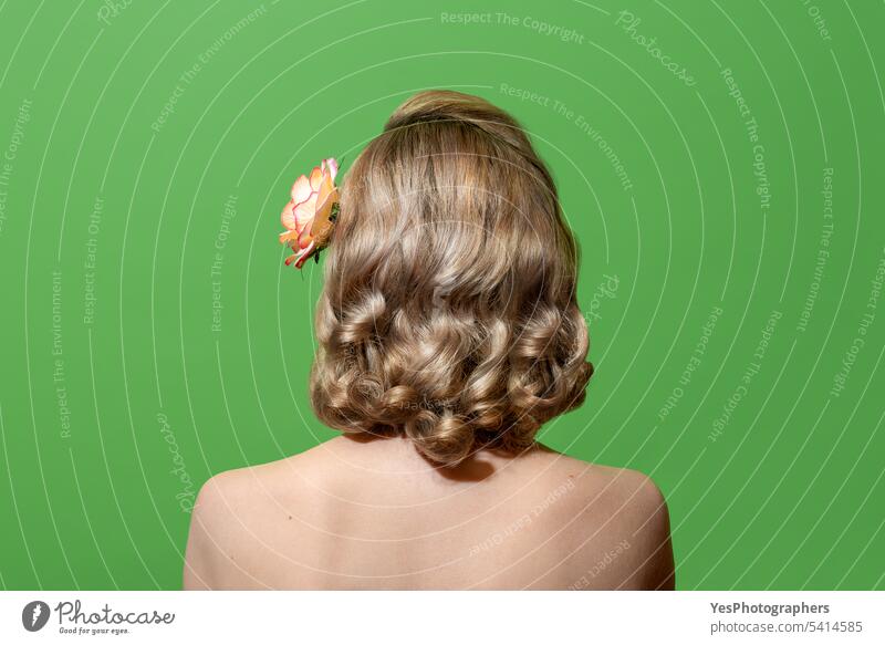 Porträt einer blonden Frau mit lockigem Haar im Retrostil, isoliert auf grünem Hintergrund 40s 50s Zubehör Rücken Schönheit hell Farbe Konzept Textfreiraum