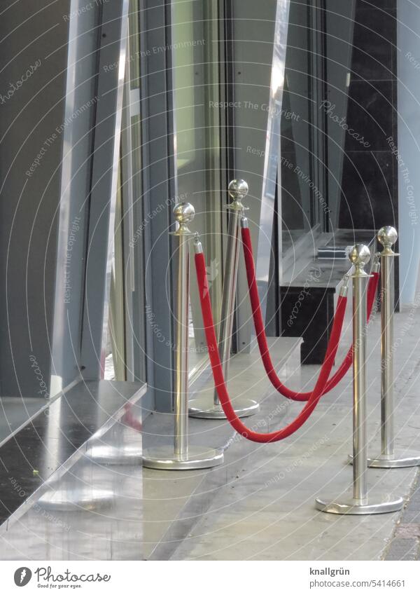 VIP-Bereich Eingang glänzend Absperrung Außenaufnahme Barriere Schutz Sicherheit Menschenleer Metall Strukturen & Formen Konstruktion silber rot grau Luxus
