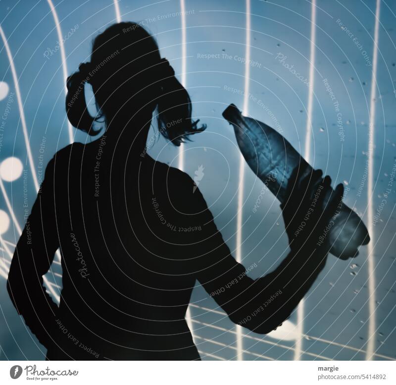 Durst! Der Schatten eines Mädchens mit einer  Wasserflasche Frau Schattenspiel Flasche Trinkwasser Mineralwasser Getränk Gesundheit Durstlöscher frisch