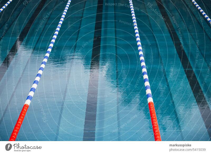 Schwimmbad Beckenrand Sport Wassersport Aktivität Chlor Tauchen Sprungbrett Fitness Gesundheit Heilung Rettungsring Pool Reflexion Startblock schwimmen