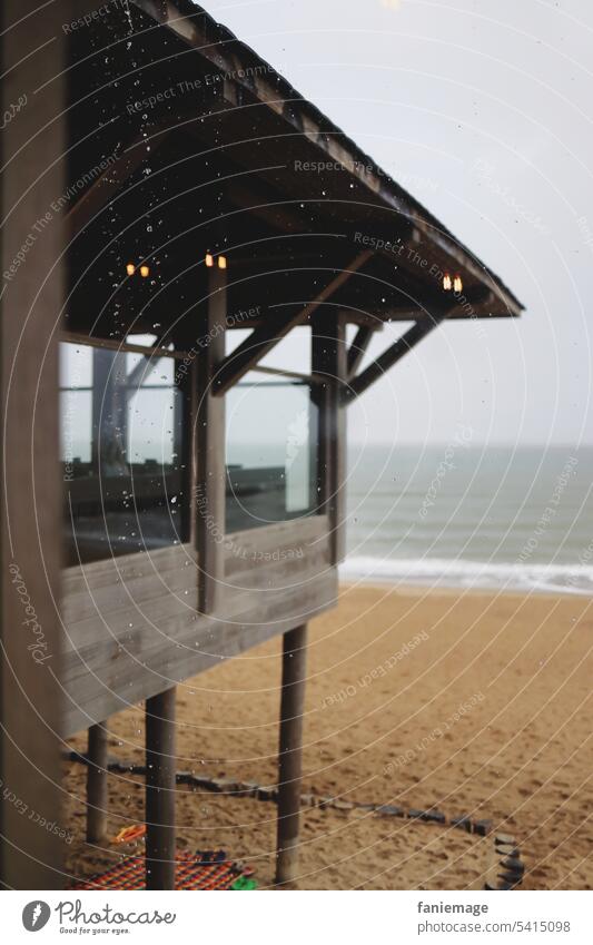 Regen auf dem Dach des Strandpavillons Regeneration regnerisch Unwetter Mistwetter Regentropfen Nordsee Nordseewetter Kühle grau Wolkenbruch Restaurant Lichter