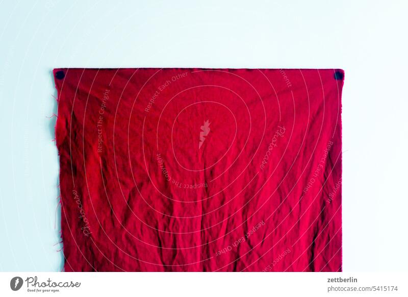 Rotes Tuch ecke einrichtung kinderzimmer nische raum spielzeug wohnen wohnraum baumwolle gewebe vorhang tuch rot reißzecke wand mauer stoff falten textilien