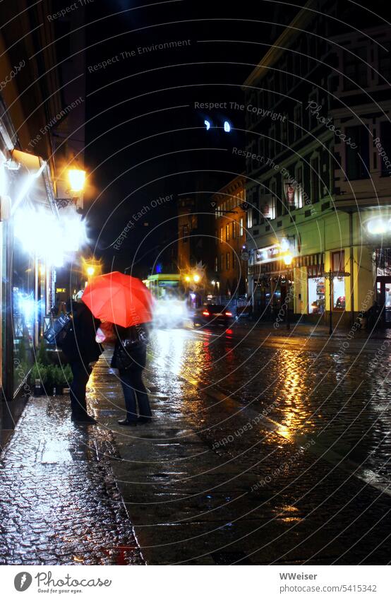 Es ist Abend und es regnet in der Altstadt, ein Regenschirm ist da sehr nützlich Straße nass Passanten alt historisch Köpenick Kopfsteinpflaster Fußgängerzone