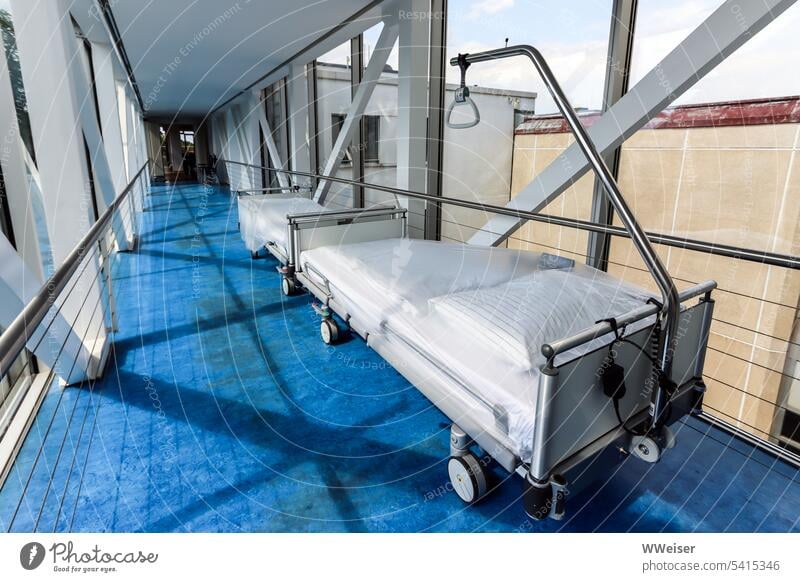 Unbenutzte Betten auf dem freundlichen, hellen Gang eines Krankenhauses Hospital Krankheit krank Patient Gesundheit gesund Krankenbett Liege Vorrichtung genesen