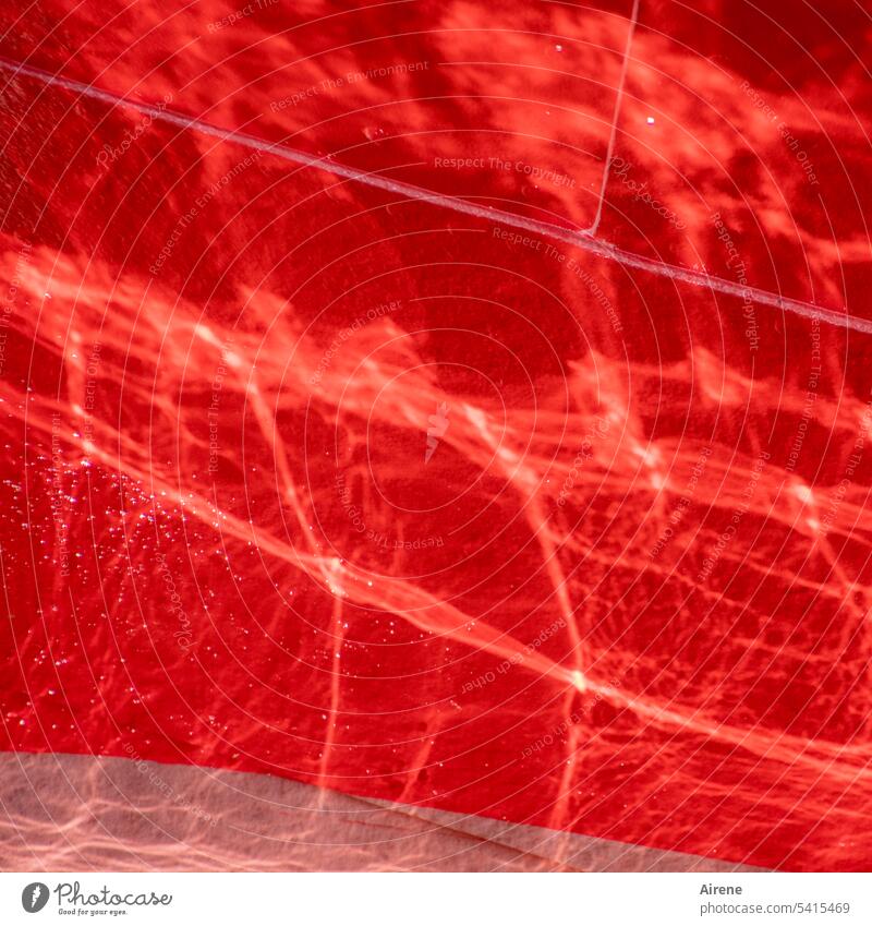 rot Spiegelung Hafen Schiff rote Farbe Reflexion Wasser Hafenbecken Wasseroberfläche Wellen glitzern glitzerndes Wasser verzerrt changierend Schiffsrumpf