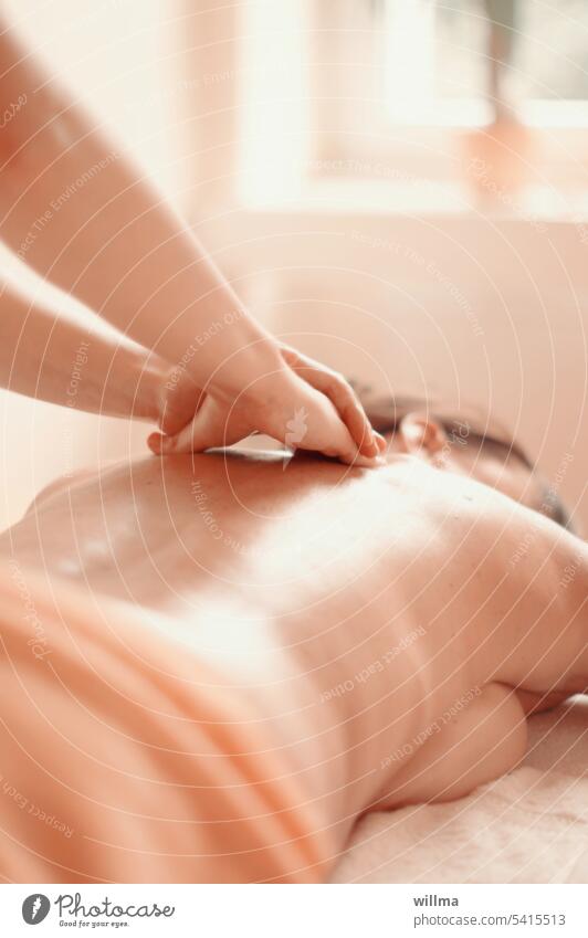 Entspannung gegen Verspannung Rückenmassage entspannend Physiotherapie Wellness Behandlung nackt Hände sanft Frau Massage Erholung Therapeut Therapie