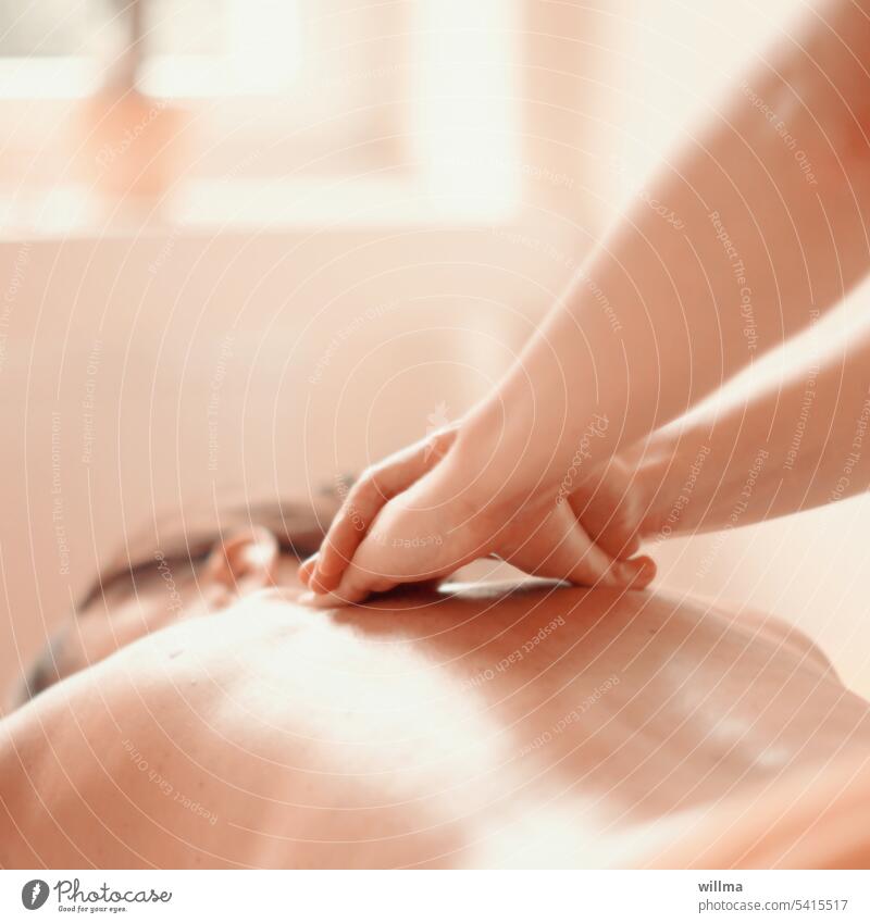 Rückenmassage Physiotherapie Wellness Massage Körper Hände Wohlgefühl berühren Naturheilpraxis Masseur Lomi Lomi Nui Gesundheit Behandlung Alternativmedizin