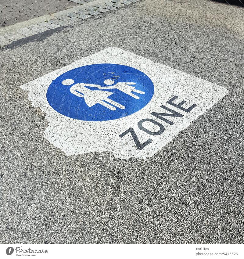 Mit Füßen getreten | Mutter und Kind erlaubt,  Väter müssen draußen bleiben Fußgängerzone Schild Symbol Erlaubnis Verbot Schilder & Markierungen Hinweisschild
