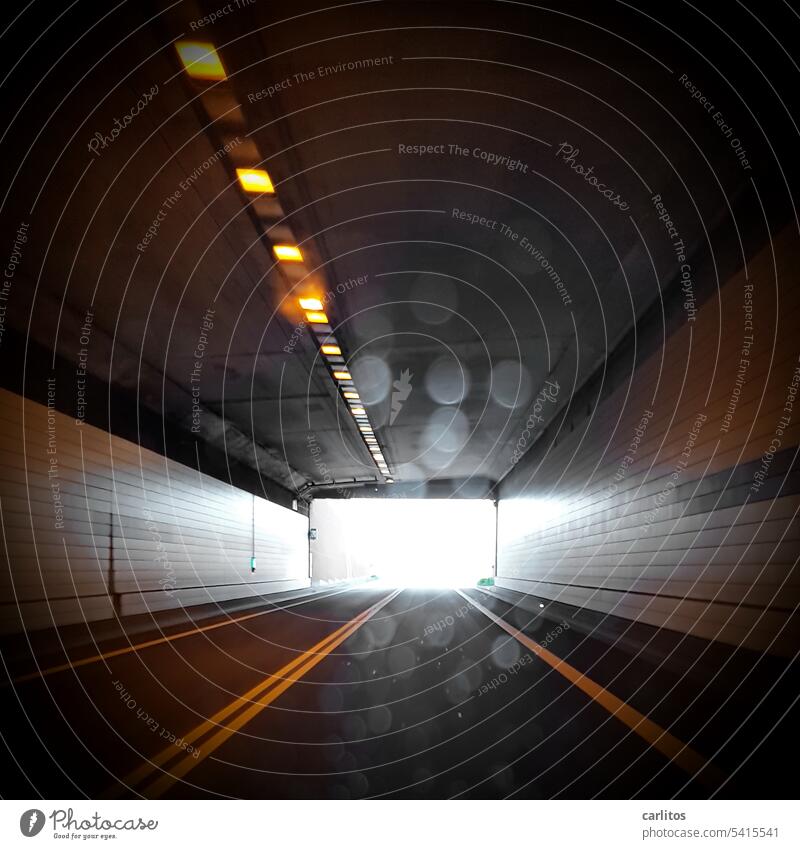 Grenzwertig | Hell-Dunkel-Grenze HDG Licht Dunkelheit Tunnel Ausfahrt Fahrbahn Wände Fliesen Beleuchtung Fliesen u. Kacheln Architektur Symmetrie Wege & Pfade