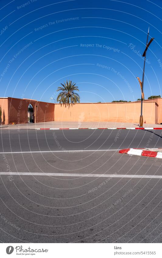 Marrakesch die „Ockerstadt“ Marokko Menschenleer Textfreiraum oben Textfreiraum unten Straße Stadtmauer Himmel