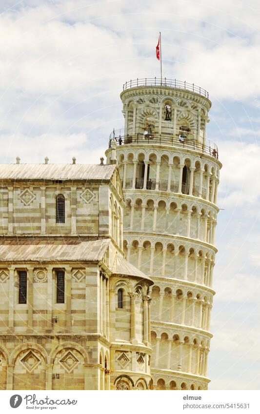 Schiefer Turm von Pisa und Teil des Domes Torre pendente di Pisa Wahrzeichen Italien Ferien & Urlaub & Reisen Dom Santa Maria Assunta Blog Piazza dei Miracoli