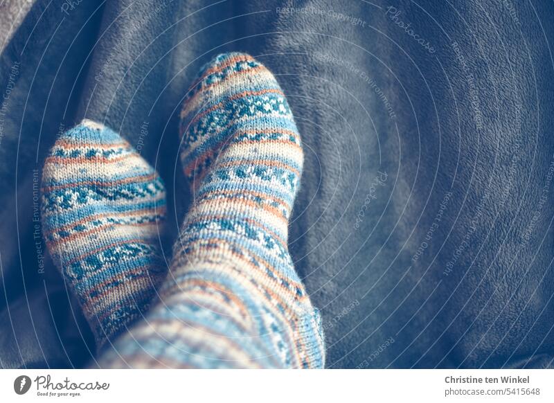 wenn es draußen kälter wird handgestrickte Socken Stricksocke Stricksocken Füße Füsse authentisch Wollsocken Streifen Wolle Strümpfe trendy hell schön kuschlig