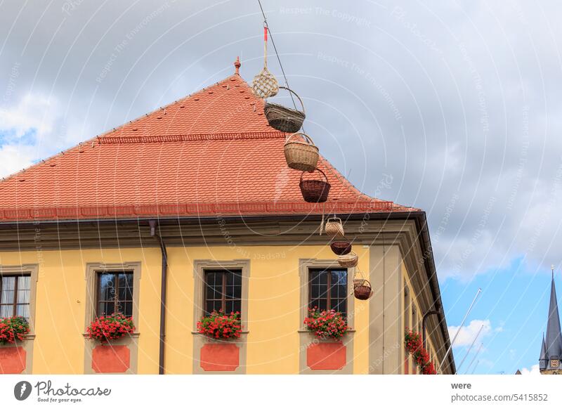 Historische Altstadt der Kreisstadt Lichtenfels an einem Tag mit blauem Himmel und Kumuluswolken, Deutschland, Lichtenfels, 29.Juli.2023 Balkon Franken