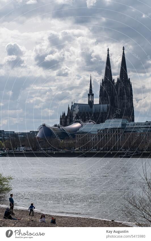Köln am Rheinufer genießen rheinufer Fluss Deutschland Nordrhein-Westfalen Kirche Kathedrale Kölner Dom Skyline Tourismus Europa Großstadt Stadtbild Symbol dom