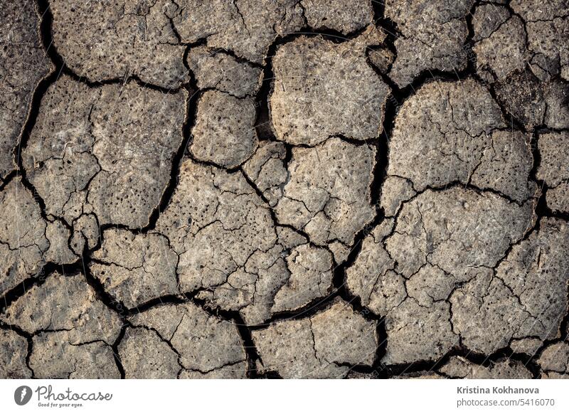 Trockene rissige Oberfläche, ausgedörrtes Land. Erde, Schmutz, Textur Hintergrund. Boden. abstrakt unfruchtbar schwarz gebrochen braun Ton Klima Klimawandel