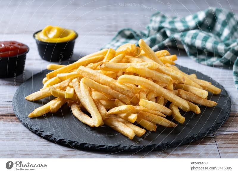 Bratkartoffeln, Pommes frites auf Holztisch Chips Knusprig knackig Speise schnell Fastfood Lebensmittel gebraten Fries golden Mittagessen Ernährung Teller