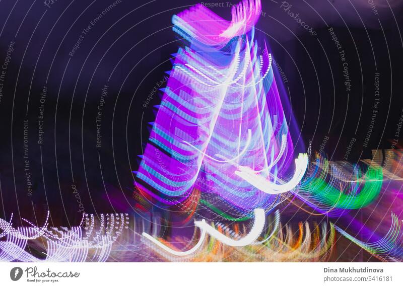 Neon Bewegungsunschärfe Nachtleben abstrakten Hintergrund. Vergnügungspark Fahrten eine Nacht mit hellen Lichtern beleuchtet. reitet neonfarbig Vergnügen