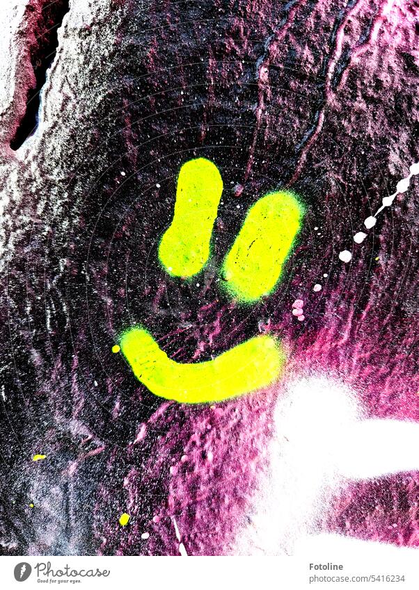 Lächeln, lächeln, lächeln! :-) Smiley Smiley-Gesicht Gefühle lustig lachen Fröhlichkeit Stimmung Zeichen positiv Graffiti Farbfoto Freude Außenaufnahme rosa