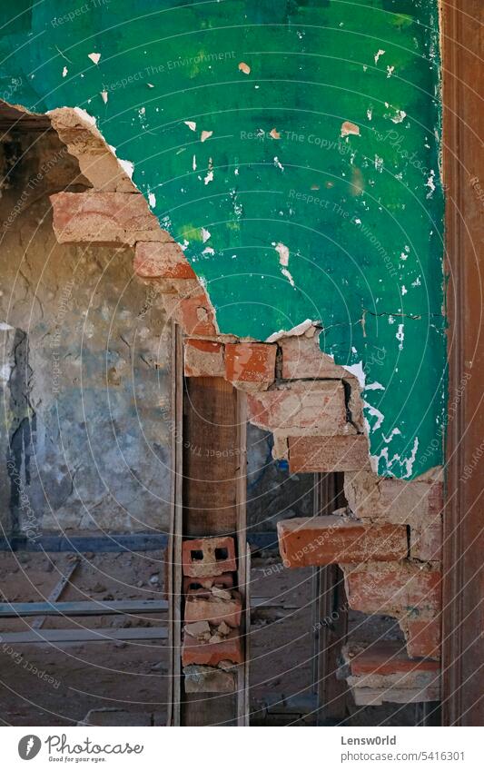 Zerbrochene grüne Wand in einem verlassenen Gebäude Verlassen gealtert Hintergrund Baustein gebrochen Verwesung leer Grunge Haus Innenbereich Verlorener Ort