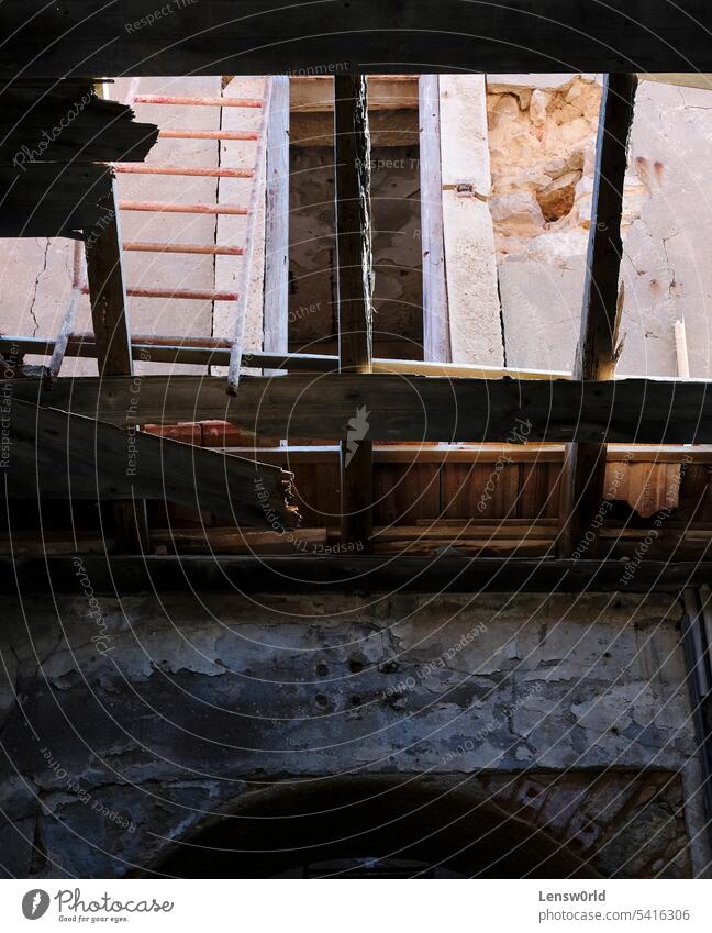 Beschädigtes Dach im Inneren eines verlassenen Hauses Verlassen schwarz gebrochen Gebäude Schaden zerstört Zerstörung leer heimwärts Innenbereich alt Raum Ruine