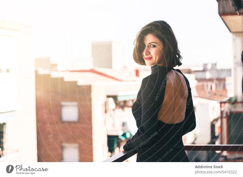 Attraktive elegante Frau auf Balkon attraktiv jung Porträt schön Großstadt urban positiv Lifestyle sich[Akk] entspannen lässig Freizeit Sommer heimwärts Mode