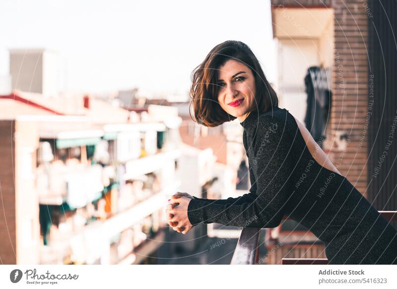 Attraktive elegante Frau auf Balkon attraktiv jung Porträt schön Großstadt urban positiv Lifestyle sich[Akk] entspannen lässig Freizeit Sommer heimwärts Mode
