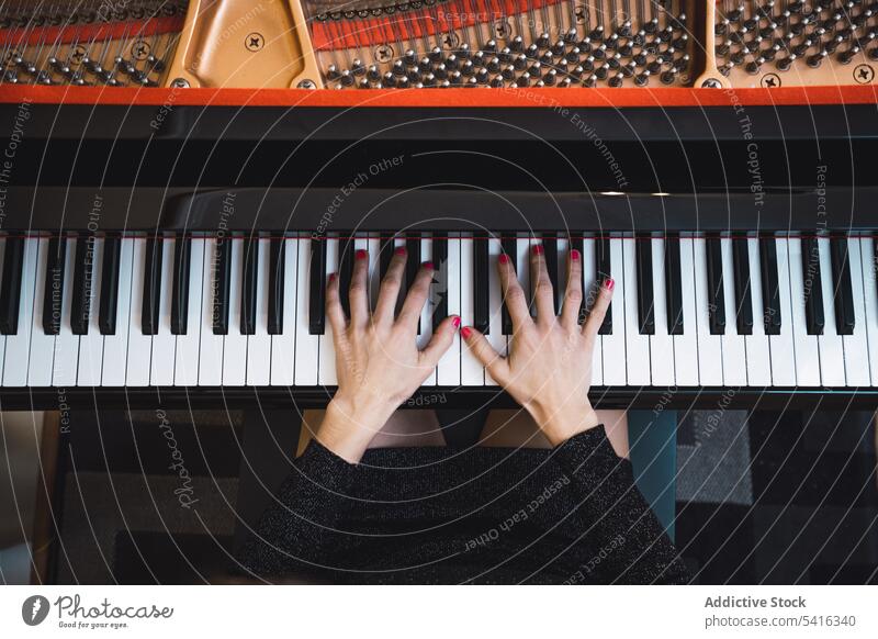 Draufsicht auf die abgeschnittenen Hände beim Klavierspielen Frau Spielen Musiker elegant Raum Pianist Instrument Keyboard Kunst Klang Leistung Melodie Klassik