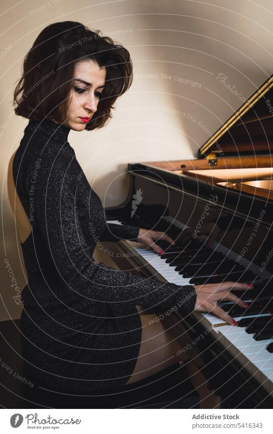 Junge Frau spielt auf dem Klavier Musiker jung Spielen schlank elegant Raum Pianist Instrument Keyboard Kunst Klang Leistung Melodie Klassik geschlossene Augen
