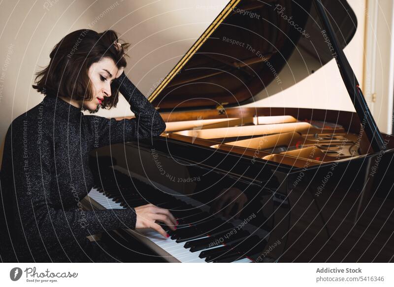 Junge Frau spielt auf dem Klavier Musiker jung Spielen schlank elegant Raum Pianist Instrument Keyboard Kunst Klang Leistung Melodie Klassik geschlossene Augen