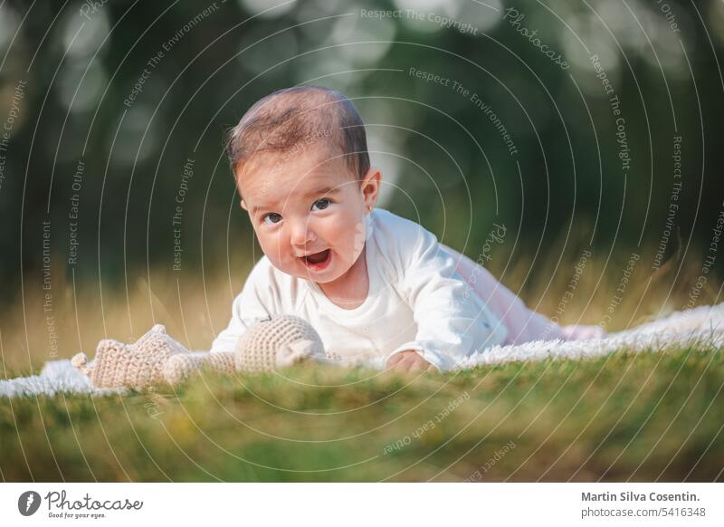 Porträt eines 6 Monate alten Babys im Wald. 4-6 Monate Säuglingsalter Hintergrund schön Junge Kaukasier Kind Kindheit niedlich Gesicht Familie Frau Spaß Mädchen