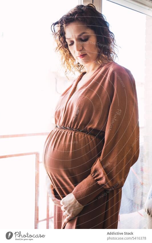 Attraktive schwangere Frau in der Nähe des Balkons im Zimmer Fenster Raum attraktiv jung krause Haare schön geschlossene Augen Bauch Lifestyle