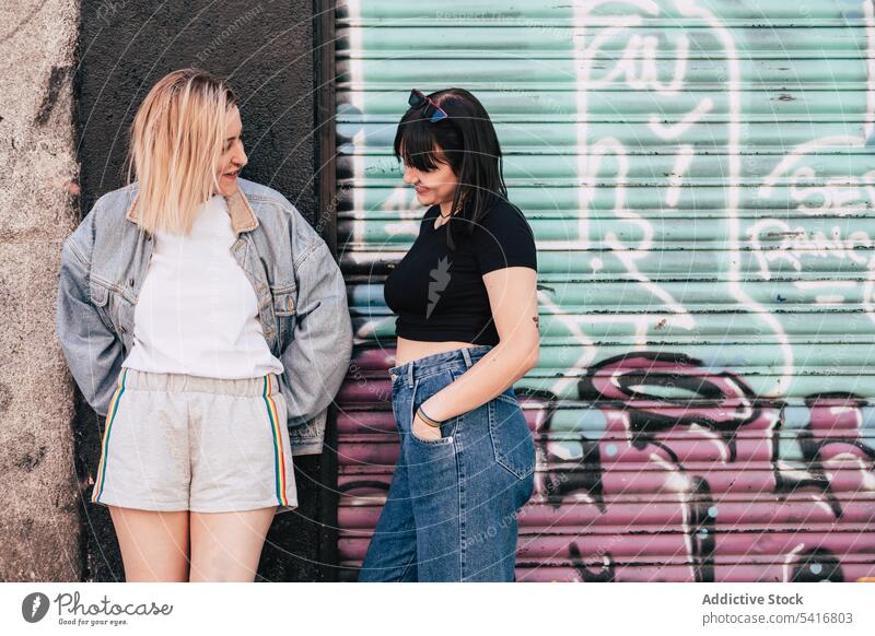 Lesbisches Paar lehnt an einer Mauer auf der Straße lesbisch lgbt Glück Großstadt jung Zusammensein Frauen lässig Homosexualität Stolz Gleichstellung alternativ