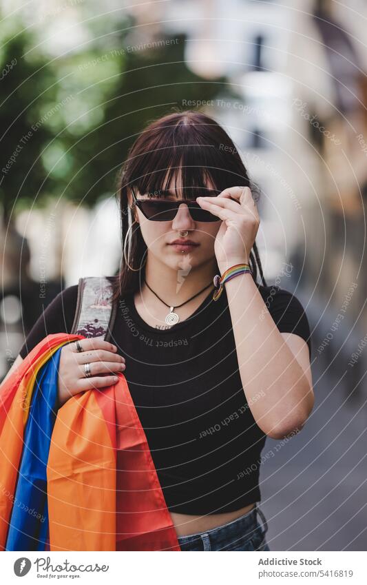 LGBT-Frau auf der Straße in der Stadt lgbt Fahne jung Großstadt urban lesbisch Lifestyle Freizeit farbenfroh Regenbogen Rechte Gleichstellung Homosexualität