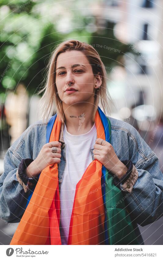 LGBT-Frau auf der Straße in der Stadt lgbt Fahne jung Großstadt urban lesbisch Lifestyle Freizeit farbenfroh Regenbogen Rechte Gleichstellung Homosexualität