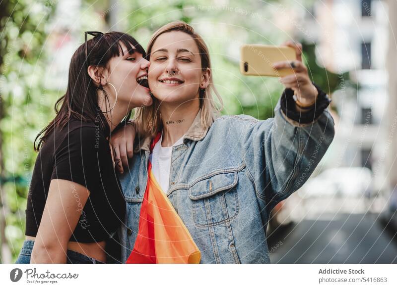 Glückliches lesbisches Paar macht Selfie auf der Straße Smartphone lgbt Großstadt jung Zusammensein Frauen lässig Homosexualität Stolz Gleichstellung alternativ