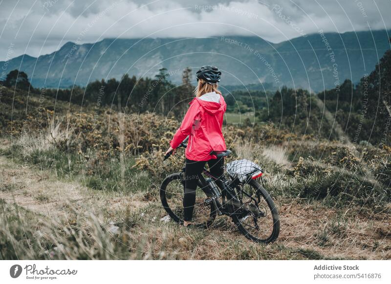 Frau fährt Mountainbike Fahrrad Reiten Straße Berge u. Gebirge Erwachsener Person aktiv sportlich Fahrradfahren Verkehr Lifestyle reisen Abenteuer Radfahrer