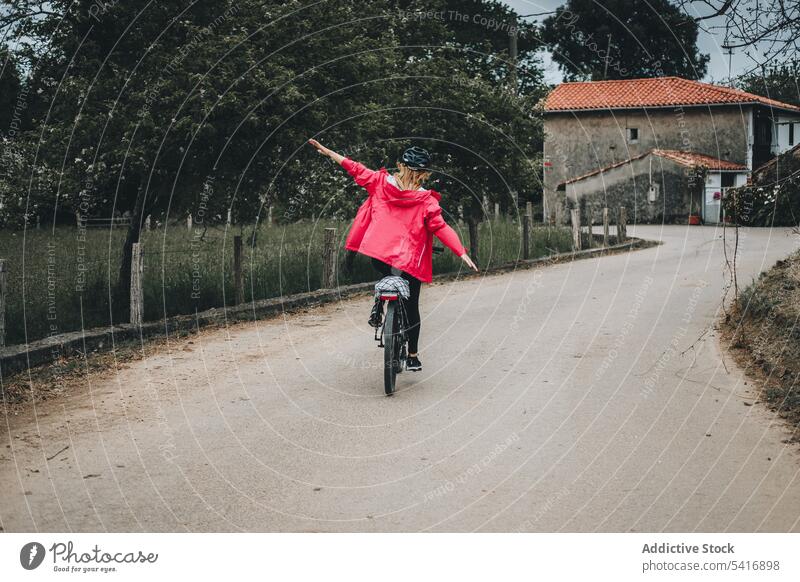 Frau fährt Fahrrad ohne Hände Reiten Ausgewogenheit Straße Radfahrer Erwachsener Person aktiv Hände auseinander sportlich spielerisch professionell