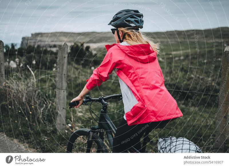Frau auf Fahrrad genießt Landschaft Schutzhelm Mitfahrgelegenheit Klippe MEER Erwachsener Person aktiv blond Fahrradfahren genießend zuschauend Blick