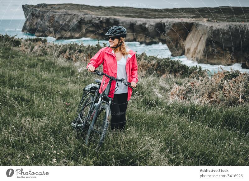 Radfahrerin auf Felsen Frau Fahrrad Klippe Schutzhelm MEER Landschaft extrem jung Person heiter aktiv sportlich Lächeln laufen Lifestyle Mitfahrgelegenheit