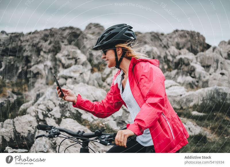 Frau fotografiert auf Klippen fotografierend Schutzhelm Landschaft Berge u. Gebirge Felsen reisen extrem Erwachsener Person aktiv blond Mut sportlich
