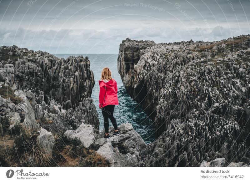 Frau steht auf einer Klippe und grübelt Schlucht felsig MEER Landschaft reisen Tourismus wandern Natur Erwachsener Person sportlich aktiv Lifestyle Stehen