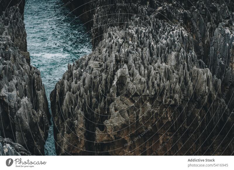 Malerische Felsen und Meer Klippe MEER Höhle Landschaft natürlich Durchgang Wasser Golfloch malerisch friedlich atemberaubend ruhig Windstille idyllisch hoch