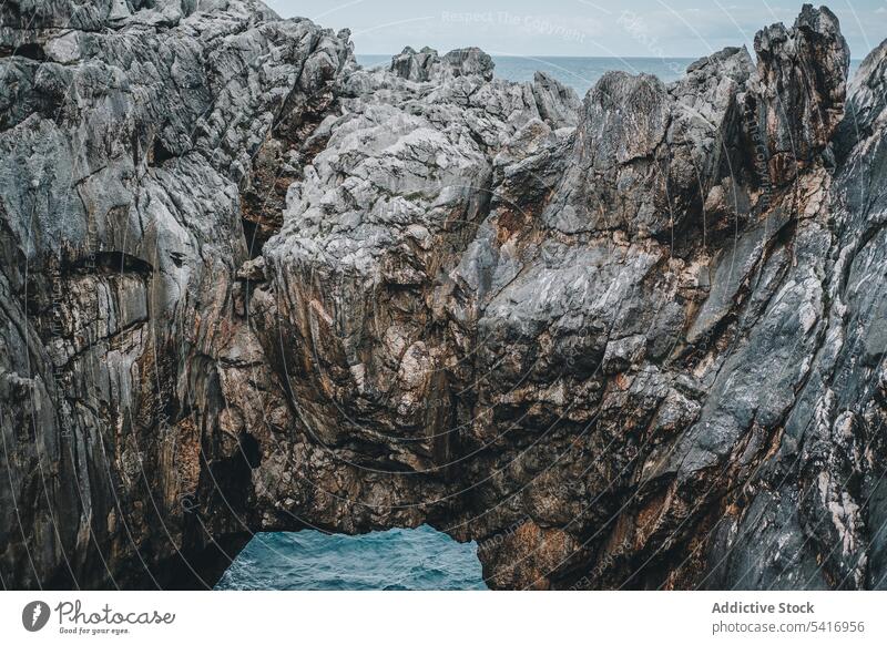Malerische Felsen und Meer Klippe Bogen MEER Höhle Landschaft natürlich Durchgang Wasser Golfloch malerisch friedlich atemberaubend ruhig Windstille idyllisch