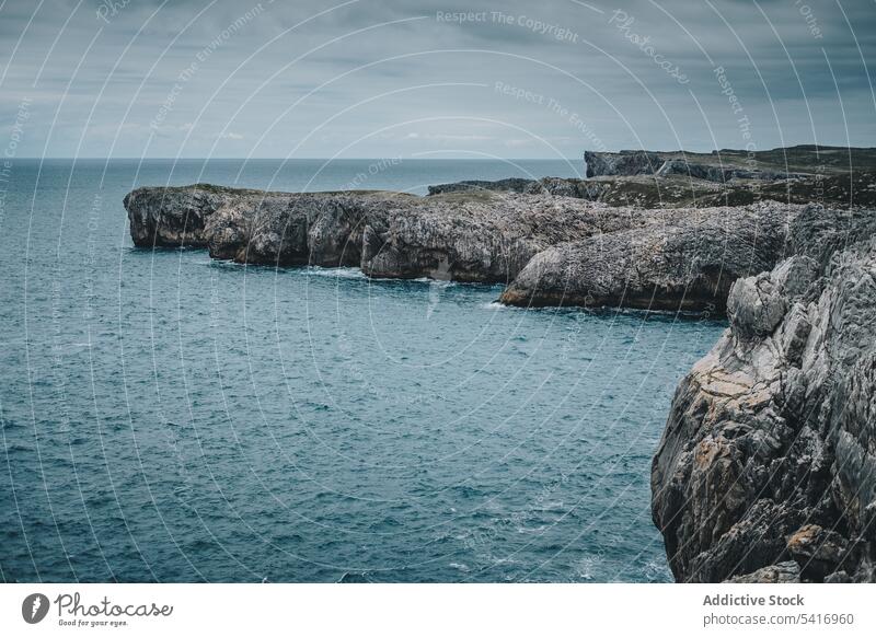 Malerische Felsen und türkisfarbenes Meer Klippe Bogen MEER Höhle Landschaft natürlich Durchgang Wasser Golfloch malerisch friedlich atemberaubend ruhig